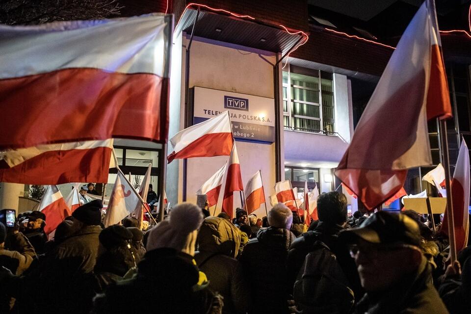 Manifestacja w obronie mediów publicznych przed siedzibą TVP Lublin  / autor: PAP/Wojtek Jargiło