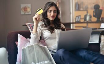 E-handel rośnie. Polacy coraz chętniej stawiają na zakupy online