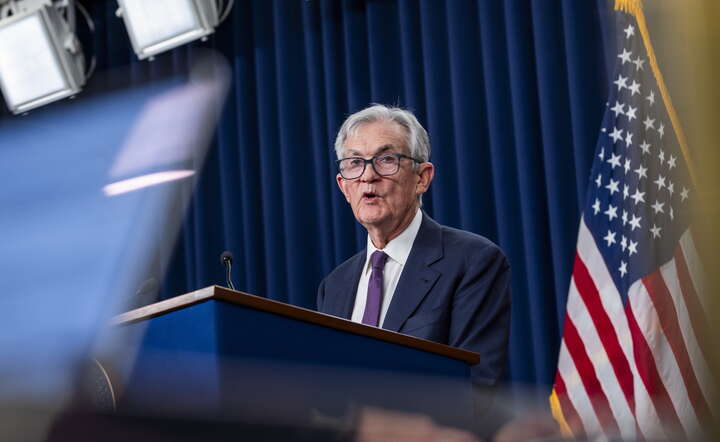 Prezes Rezerwy Federalnej Jerome Powell na konferencji prasowej po środowym posiedzeniu FOMC / autor: PAP/EPA/JIM LO SCALZO