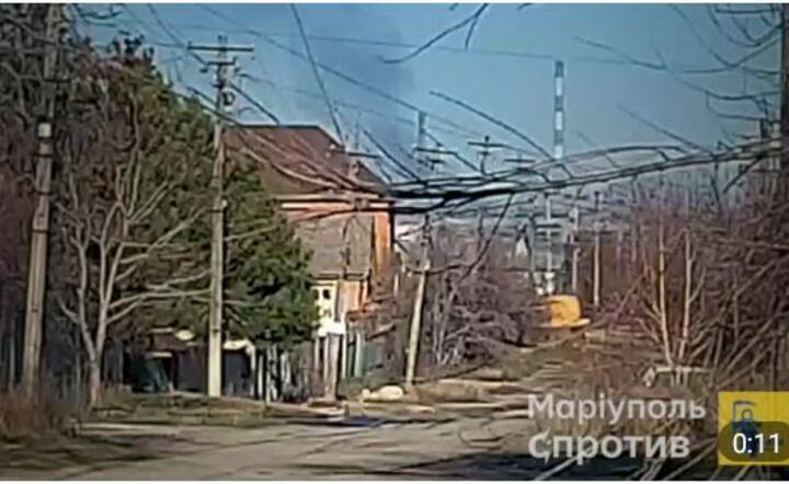 Mariupol, w tle dym z płonącej rosyjskiej bazy  / autor: Materiały prasowe