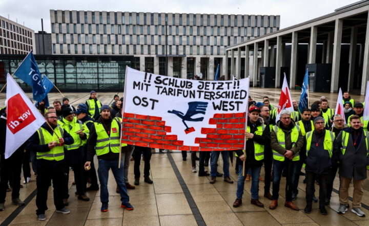 Strajkujący pracownicy obsługi naziemnej ze związku zawodowego Verdi / autor: PAP/EPA/Filip Singer