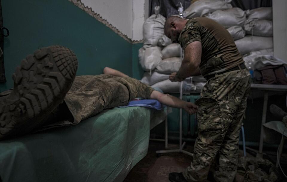 Ukraiński żołnierz ranny pod Bachmutem / autor: PAP/EPA/Maria Senovilla