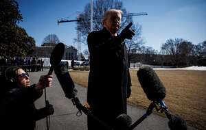 Prezydent USA Donald Trump przed Białym Domem, podczas rozmowy z dziennikarzami przed wylotem do Fort Bragg w Karolinie Północnej. / autor: PAP/EPA/SAMUEL CORUM / POOL