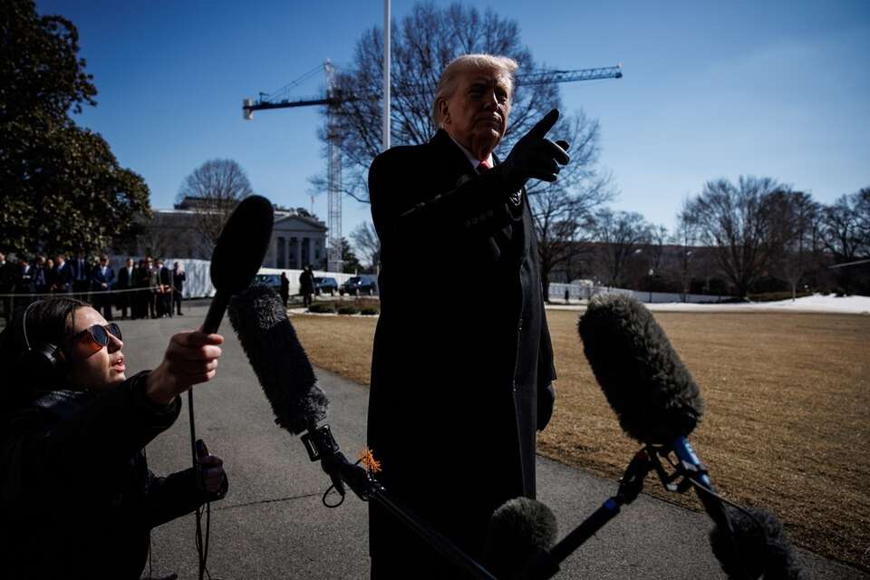 Prezydent USA Donald Trump przed Białym Domem, podczas rozmowy z dziennikarzami przed wylotem do Fort Bragg w Karolinie Północnej. / autor: PAP/EPA/SAMUEL CORUM / POOL