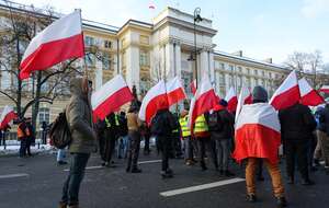 Rolnicy okupują KPRM. Zapowiadają, że nie opuszczą budynku / autor: PAP/Paweł Supernak