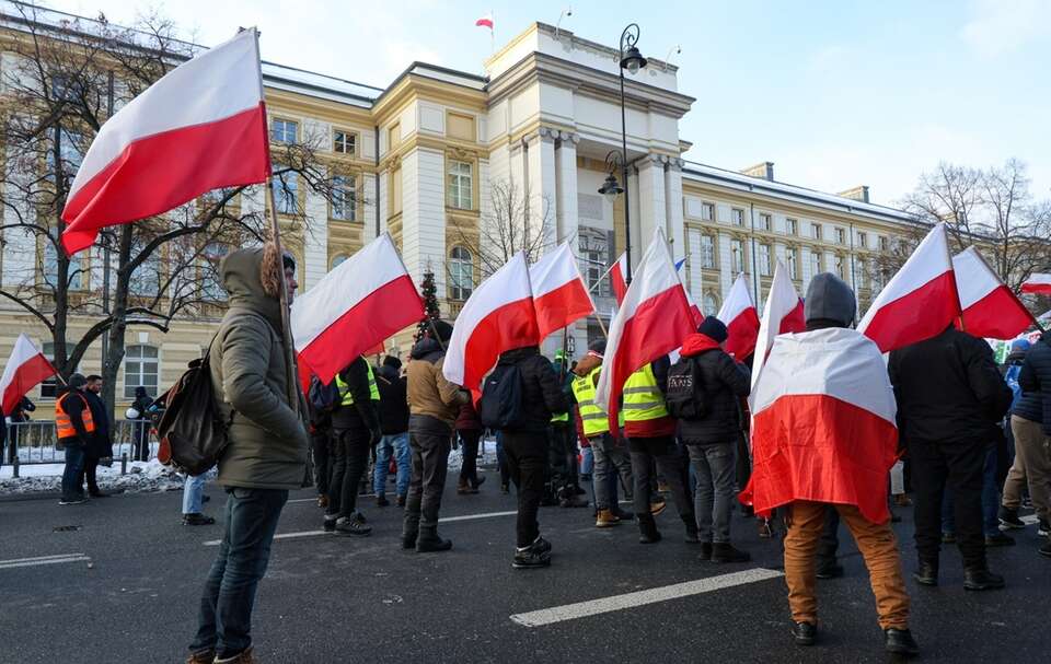 Rolnicy okupują KPRM. Zapowiadają, że nie opuszczą budynku / autor: PAP/Paweł Supernak