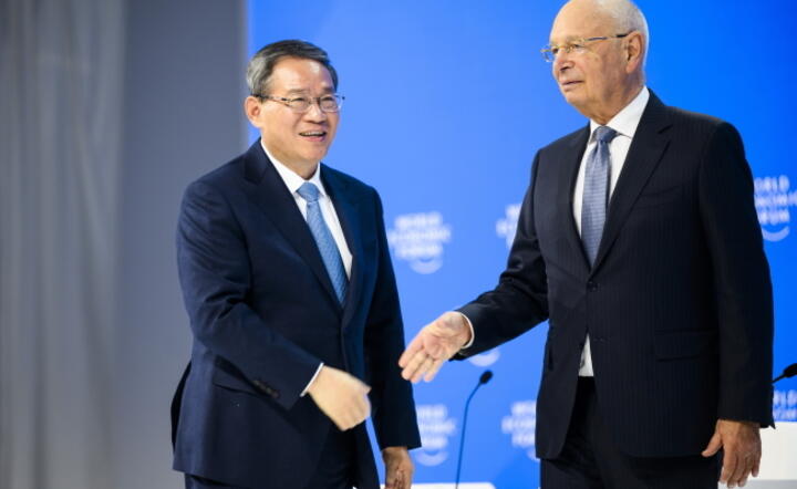 Li Qiang premier Chin (L) i Klaus Schwab (P), założyciel i szef Forum w Davos / autor: PAP/EPA/LAURENT GILLIERON 