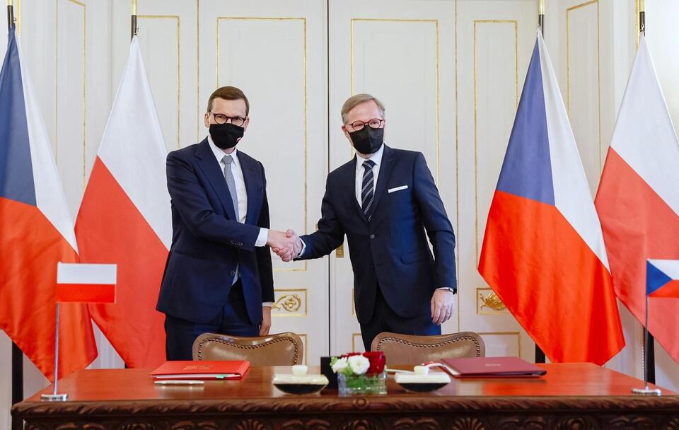 Premierzy Polski Mateusz Morawiecki (L) oraz Republiki Czeskiej Petr Fiala (P)  / autor: PAP/Daniel Gnap/KPRM