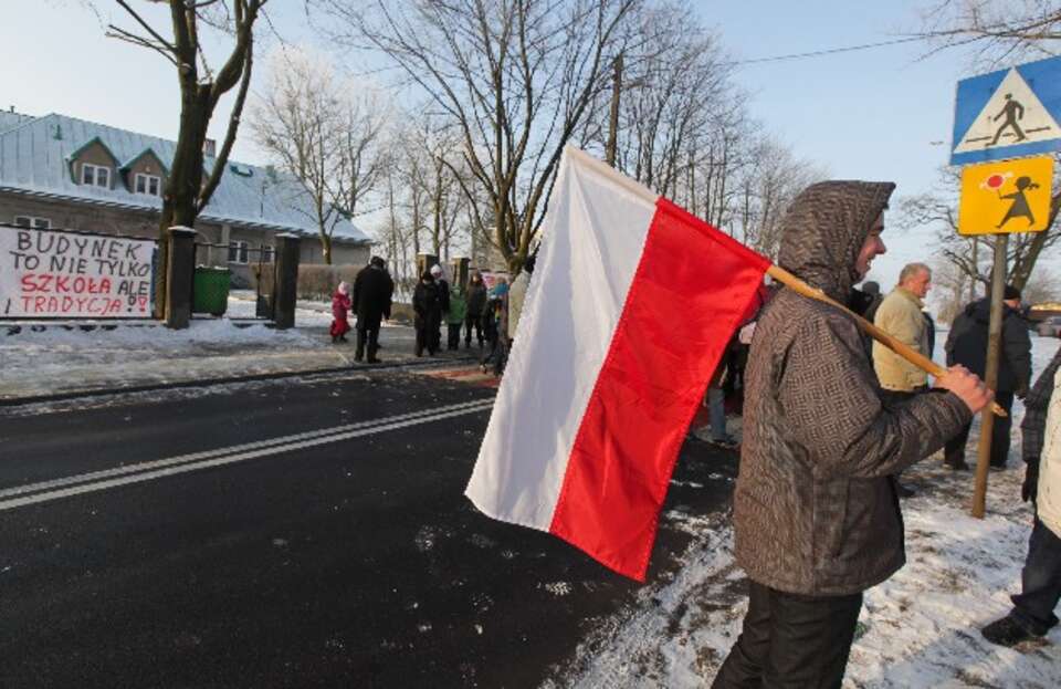 Spacerując po przejściu dla pieszych na ul. Pomorskiej w Łodzi rodzice protestowali 21 bm. przeciwko likwidacji Szkoły Podstawowej nr 203, PAP