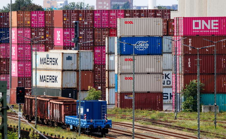 Skutki wojny celnej USA z największymi gospodarkami nie ominą Polski. Na zdjęciu port kontenerowy w Berlinie / autor: PAP/EPA/CLEMENS BILAN