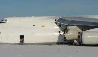Awaryjne lądowanie Antonowa 124, wypadł z pasa [video]
