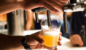 Piwo i maseczki - jak radzą sobie bary w USA