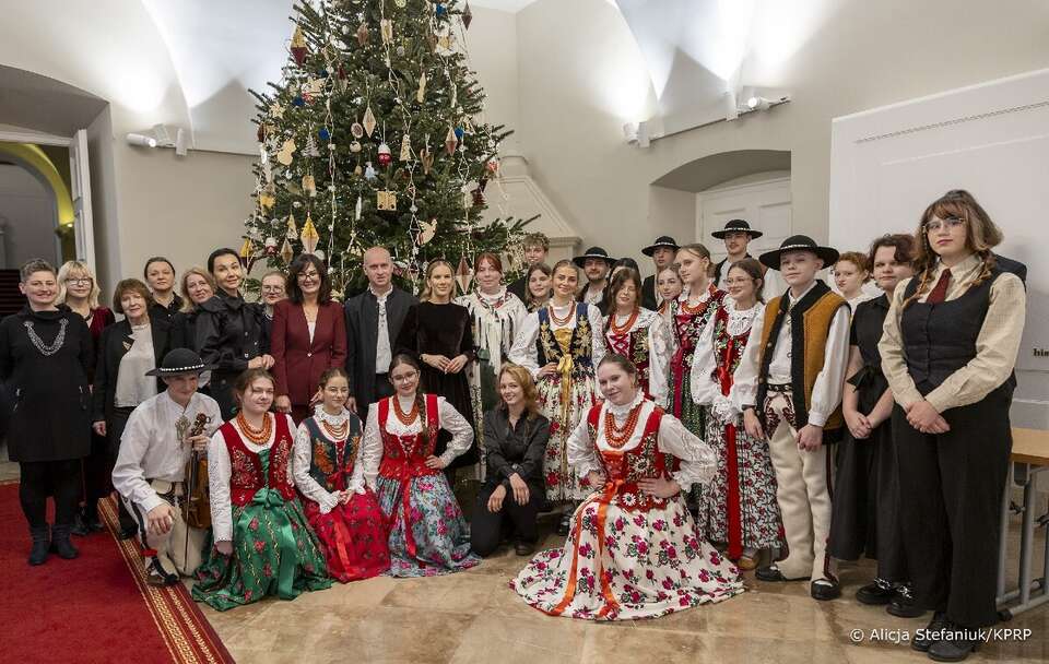 Pierwsza Dama z młodzieżą udekorowała z młodzieżą choinkę