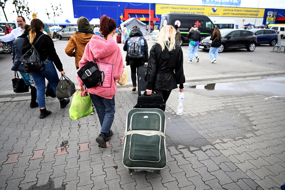 Uchodźcy z Ukrainy po przyjeździe do Centrum Pomocy Humanitarnej w Przemyślu. / autor: PAP/Darek Delmanowicz