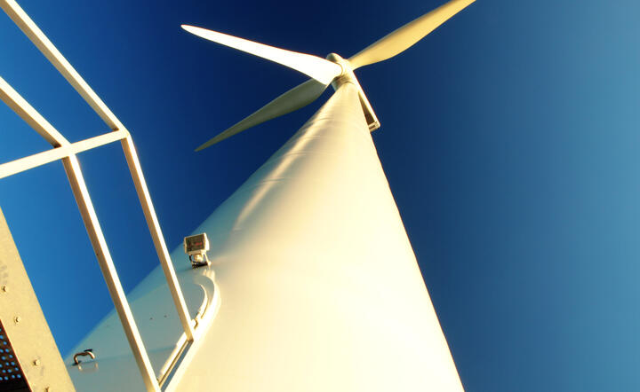 Elektrownie wiatrowe, które charakteryzują się dużą zmiennością dostarczanej mocy, wymuszają utrzymywanie magazynów mocy fot. www.freeimages.com
