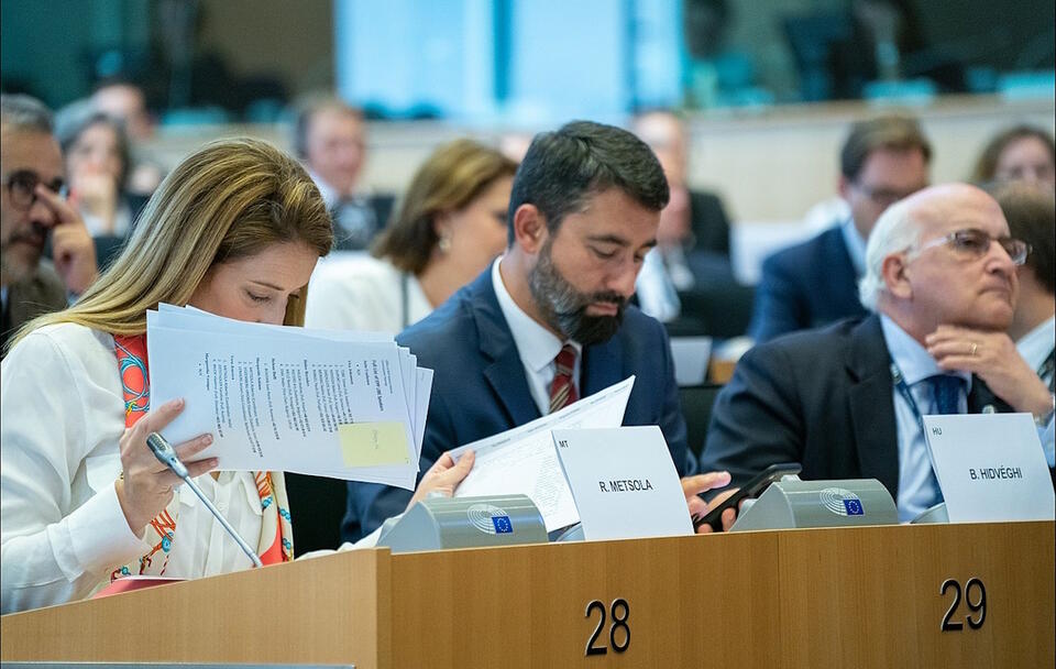 europoseł Balazs Hidveghi (w środku) w PE / autor: Wikimedia Commons-European Parliament from EU / Creative Commons Attribution 2.0