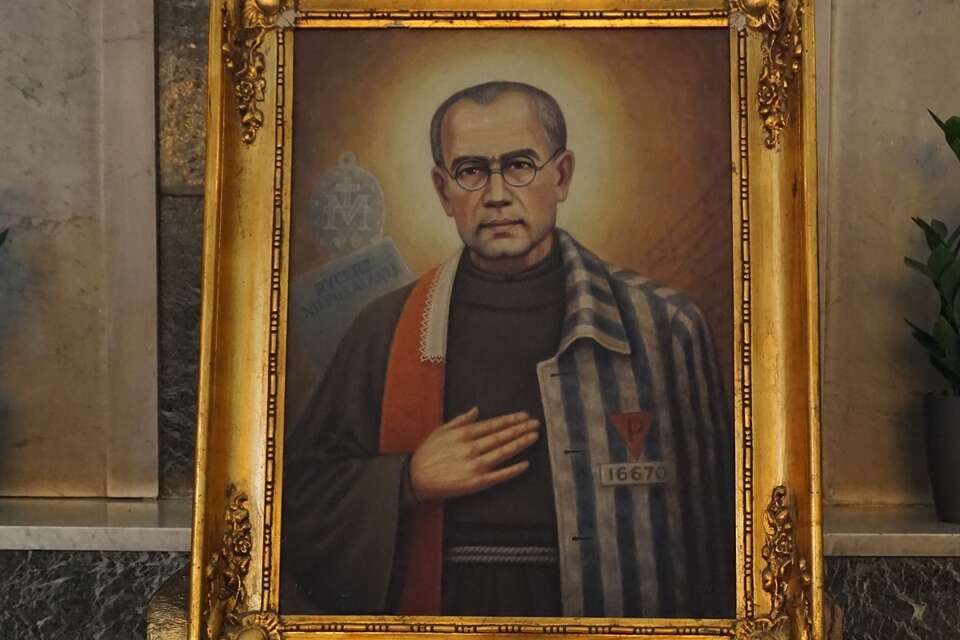 Obraz św. ojca Maksymiliana Marii Kolbego OFM Conv. w warszawskim kościele / autor: Fratria