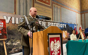 General Maciej Klisz dziąkujący za nagrodę Patriota Roku podczas VIII Dnia Patrioty / autor: fot. Biały Kruk