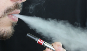 Nastolatki to nałogowi palacze e-papierosów