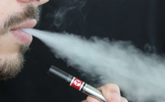 Nastolatki to nałogowi palacze e-papierosów