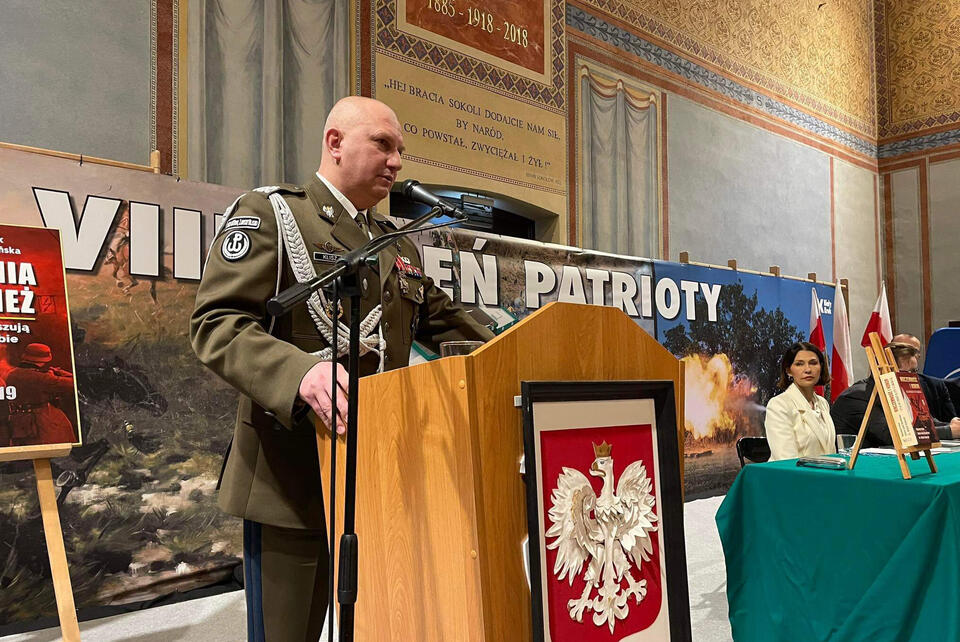 General Maciej Klisz dziąkujący za nagrodę Patriota Roku podczas VIII Dnia Patrioty / autor: fot. Biały Kruk