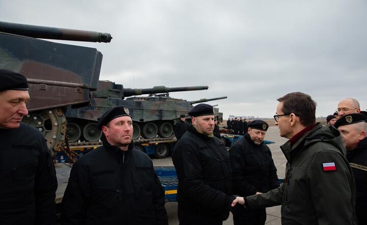 Premier Mateusz Morawiecki i ukraińska załoga przy przekazanych przez Polskę czołgach / autor: fot. Krystian Maj/KPRM
