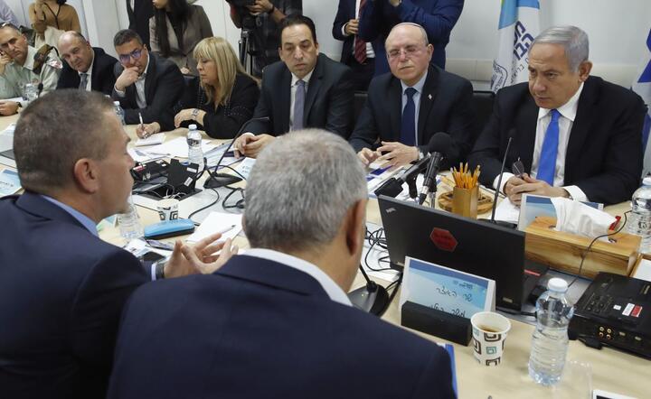 Benjamin Netanjahu podczas specjalnego spotkania w związku z koronawirusem / autor: PAP/EPA/JACK GUEZ / POOL