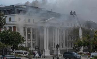 Pożar w gmachu parlamentu! Zawaliła się część dachu