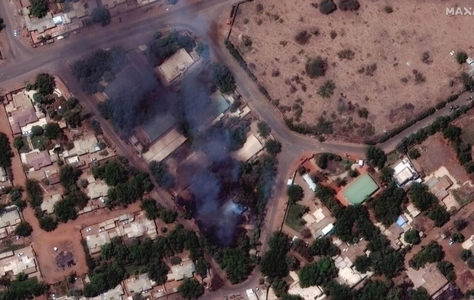 Płonące budynki i patrol wojskowy na północny wschód od międzynarodowego lotniska w Chartumie / autor: PAP/EPA/MAXAR TECHNOLOGIES HANDOUT