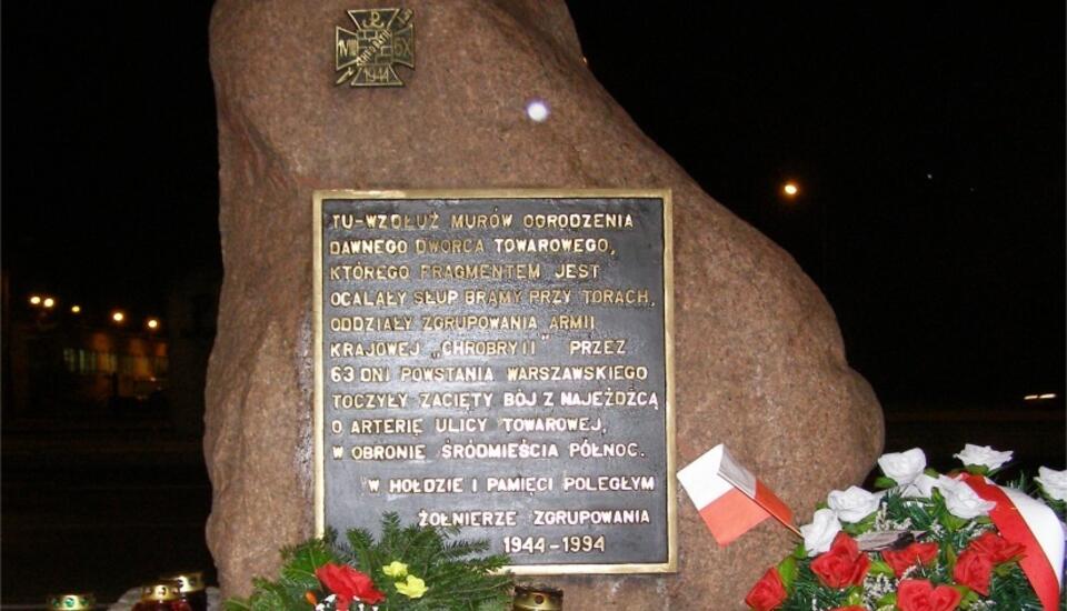Tablica upamiętniająca Zgrupowanie Chrobry II w Powstaniu Warszawskim / autor: Zu/commons.wikimedia.org