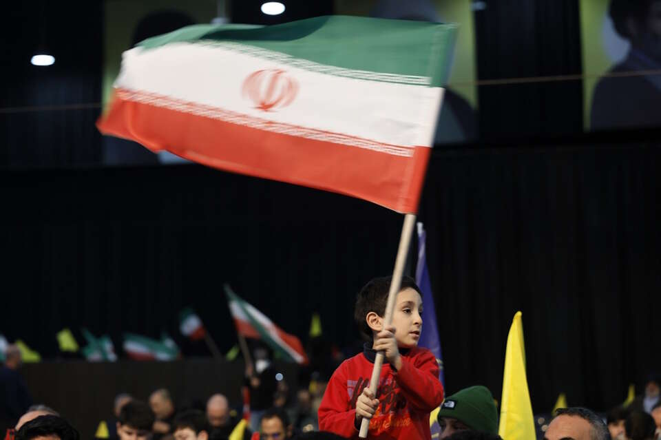 Reżim pokazuje, że może więcej. Mimo sankcji na Iran syn ajatollaha Chameneia pławi się w luksusie. Ma kilka posiadłości na zachodzie. Na zdjęciu chłopiec trzyma flagę Iranu / autor: PAP/EPA