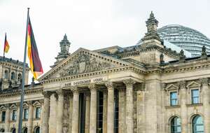 "SAFE to projekt mający rozbijać fundamenty bezpieczeństwa Polski i naszą strategię modernizacji armii" - mówi prof. Piotr Grochmalski. / autor: Fratria