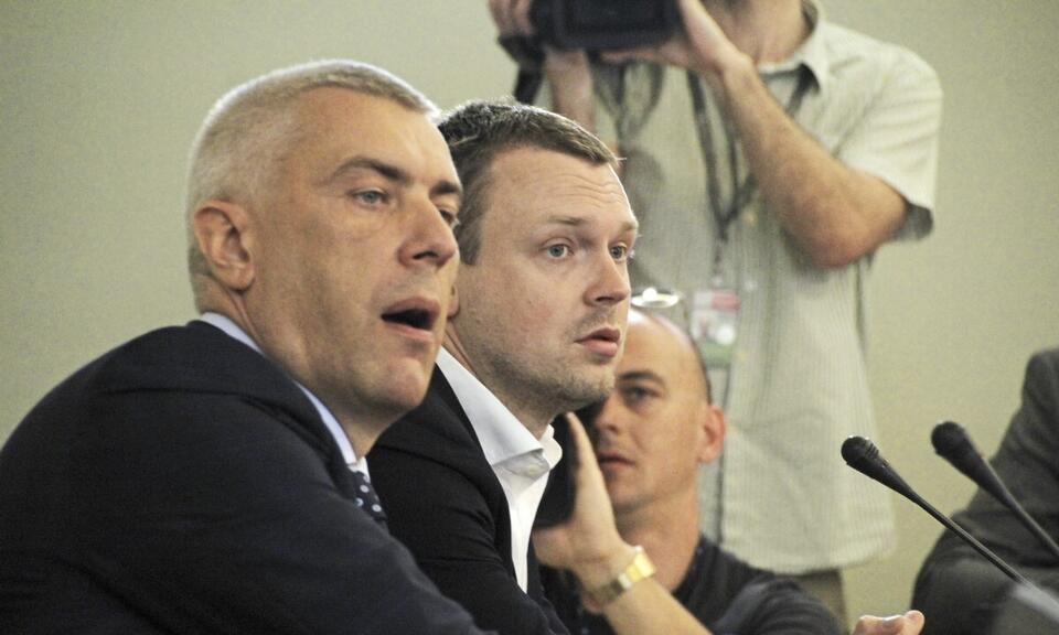 Roman Giertych w czasie przesłuchania przed sejmową komisją śledczą jego klienta Michała Tuska (na drugim planie). / autor: M. Czutko / Fratria