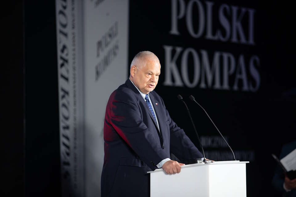 Prof. Glapiński's reliability. Poles support the activities of NBP