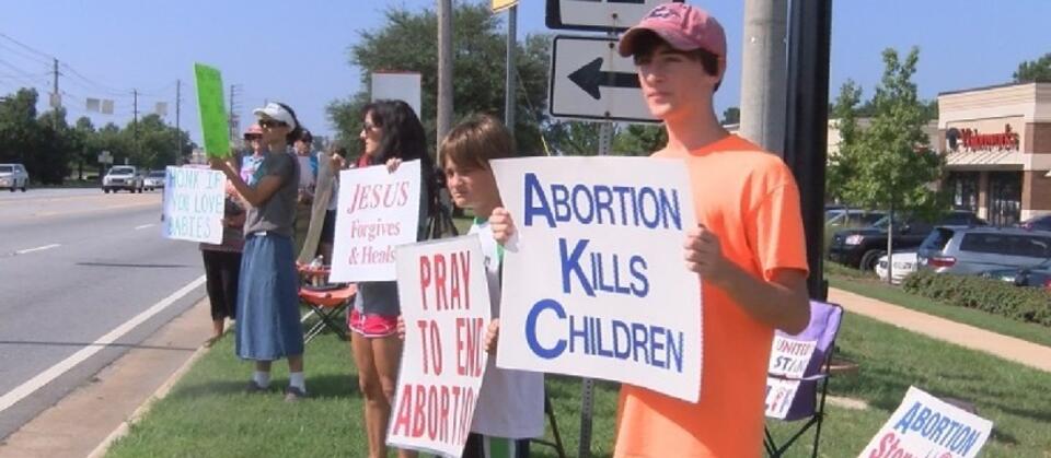 Protest przed kliniką Planned Parenthood / autor: YouTube