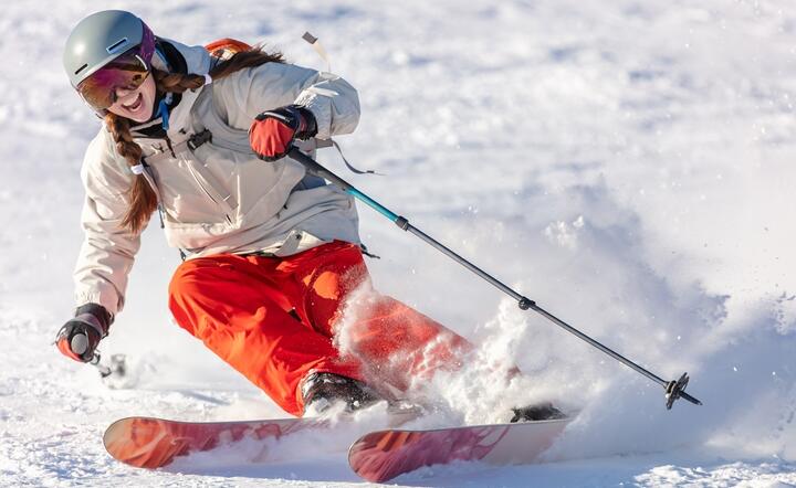 Kask zabezpiecza narciarza przed potencjalnymi poważnymi urazami / autor: materiały prasowe LINK4