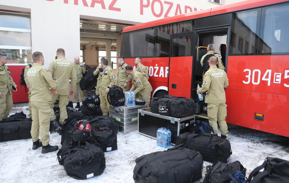Łódź, odprawa strażaków przed wyjazdem do Turcji / autor: PAP/Marian Zubrzycki