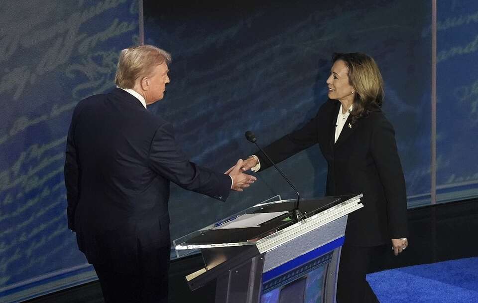 Kamala Harris i Donald Trump / autor: 	PAP/EPA/DEMETRIUS FREEMAN / POOL