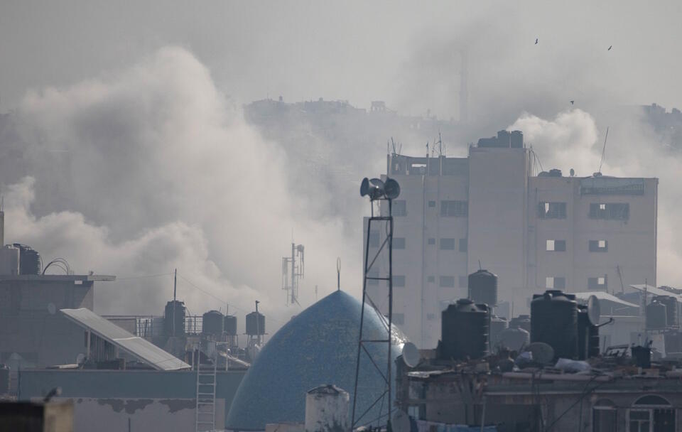 Dym unoszący się po izraelskich nalotach na Khan Yunis w południowej Strefie Gazy / autor: PAP/EPA/HAITHAM IMAD