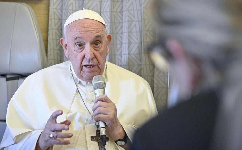 Papież Franciszek podczas konferencji prasowej w samolocie / autor: PAP/EPA