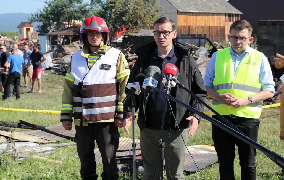  Premier Mateusz Morawiecki na miejscu wczorajszego pożaru we wsi Nowa Biała / autor: PAP/Grzegorz Momot