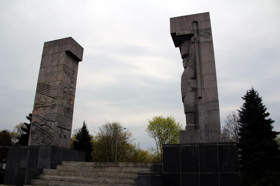 Pomnik tzw. szubienice w Olsztynie według projektu Xawerego Dunikowskiego / autor: Fratria