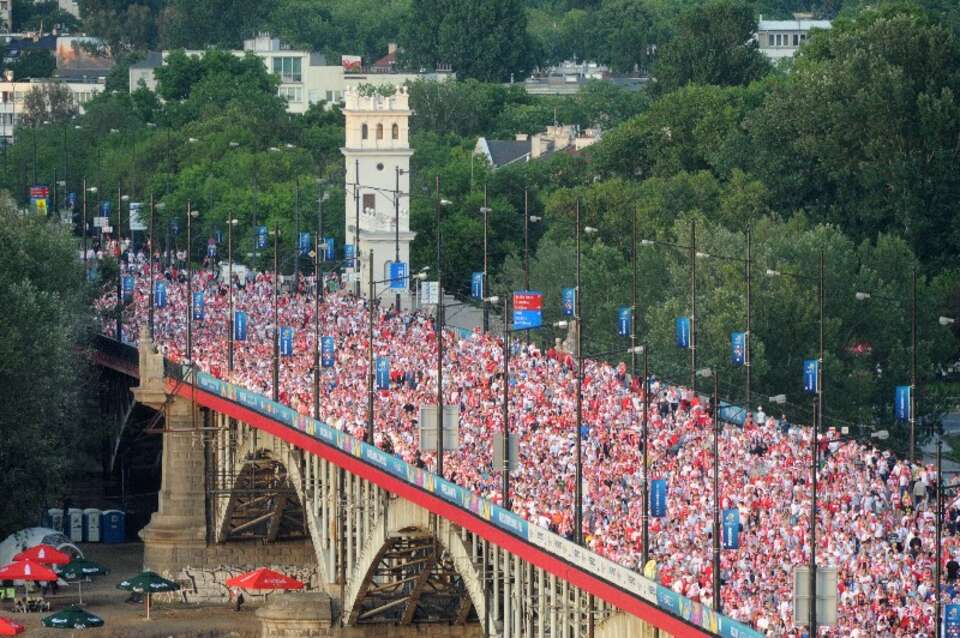 Kibice na moście Poniatowskiego w Warszawie, po meczu rozpoczynającym piłkarskie mistrzostwa Europy - Euro 2012. PAP/Grzegorz Jakubowski