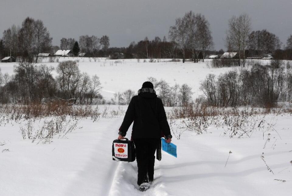 Członkini komisji wyborczej z przenośną urną, 45 km od Smoleńska, PAP/EPA