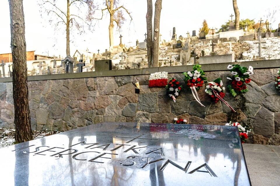 Cmentarz Na Rossie w Wilnie - Mauzoleum Matka i Serce Syna / autor: Fratria
