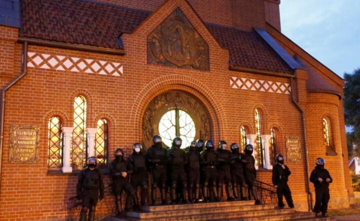 OMON blokuje wejście do kościoła, gdzie są demonstranci, Mińsk, Białoruś, 26bm. / autor: PAP/EPA/TATYANA ZENKOVICH