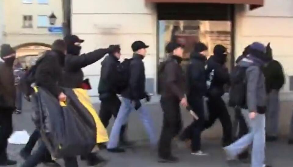 "Zdyscyplinowany" członek Antify heiluje na ulicach Warszawy