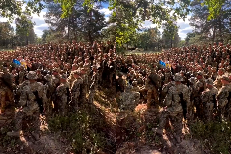 Ukraińscy żołnierze śpiewający hymn  / autor: screenshot Twitter