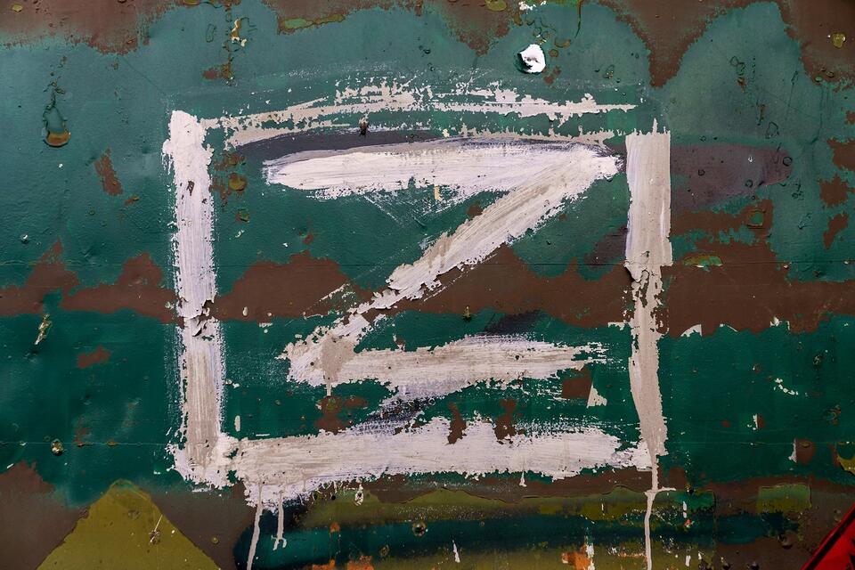 Litera Z (symbol inwazji na Ukrainę) na zniszczonym rosyjskim sprzęcie / autor: Fratria