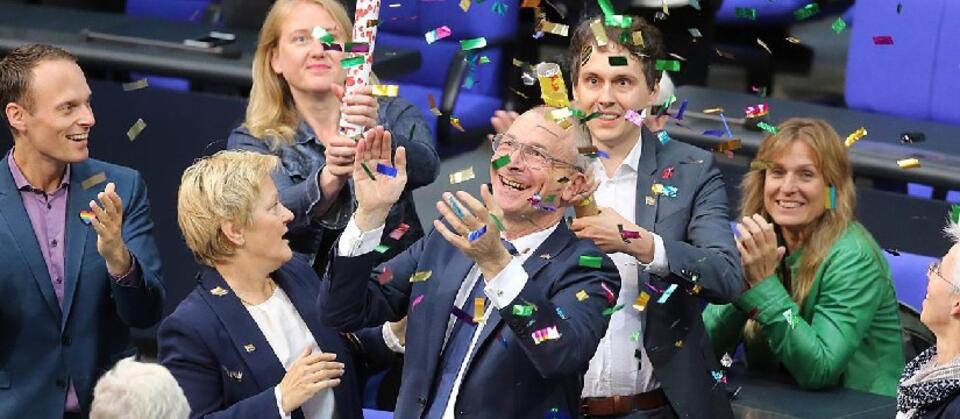 Zieloni strzelają konfetti w Bundestagu / autor: PAP/epa